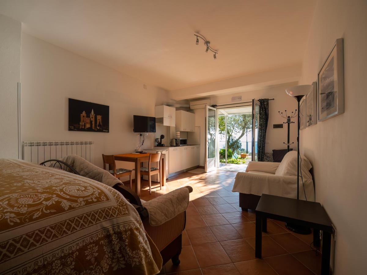 Bed and Breakfast Tra Gli Ulivi Pietra Ligure Exterior foto