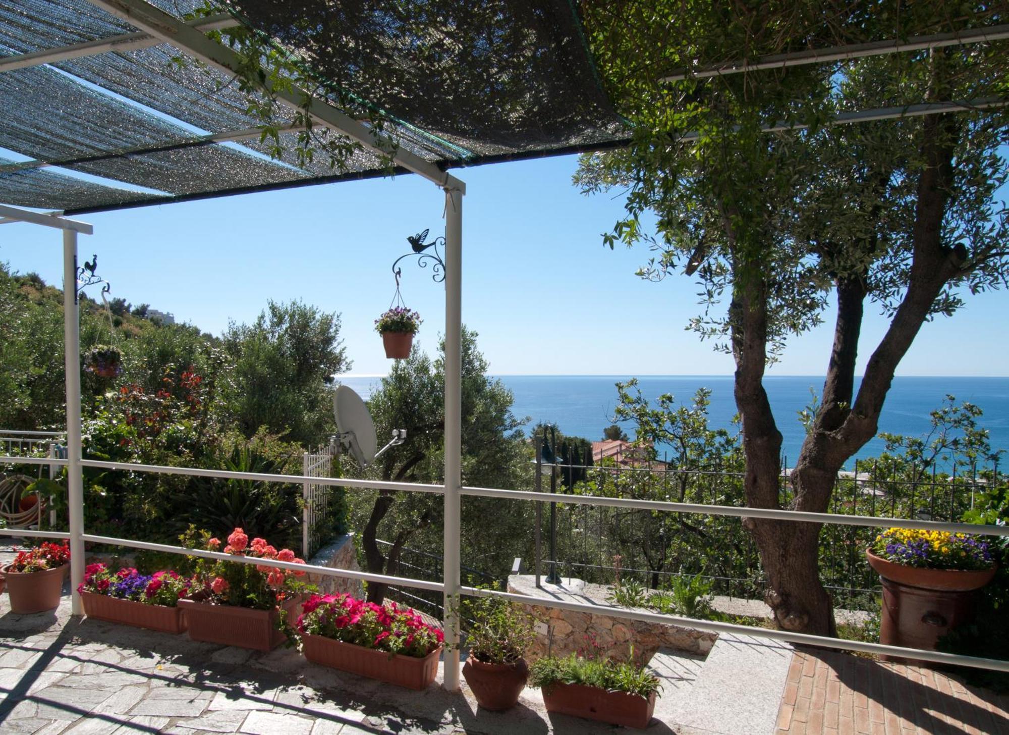 Bed and Breakfast Tra Gli Ulivi Pietra Ligure Exterior foto