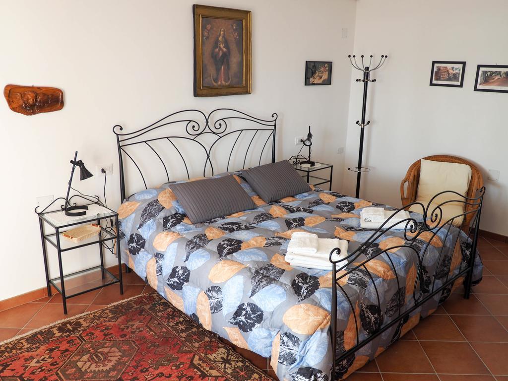 Bed and Breakfast Tra Gli Ulivi Pietra Ligure Habitación foto
