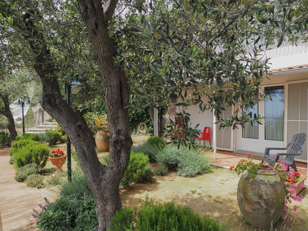 Bed and Breakfast Tra Gli Ulivi Pietra Ligure Exterior foto